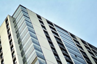 Çok öykülü yeni modern apartman. Şık oturma blok daireler.