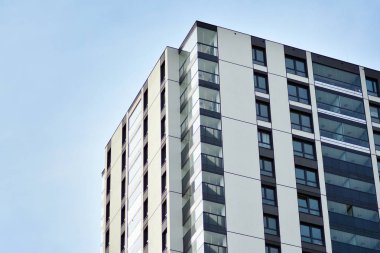 Çok öykülü yeni modern apartman. Şık oturma blok daireler.