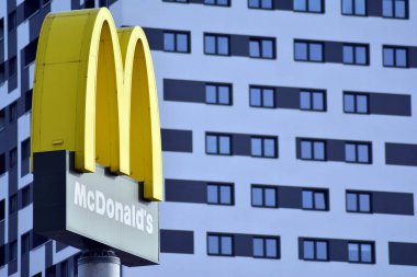 Varşova, Polonya. 17 Mart 2019. McDonald's oturum açın. Tabela Mcdonald'ın şirket.