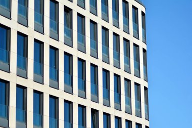 Mimari - modern kentsel güzellik geometri parçası. Mavi cam duvar.