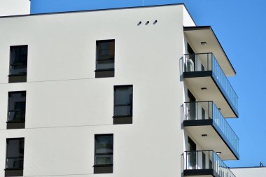 Yeni gün güneşli yaz konut bina yapı