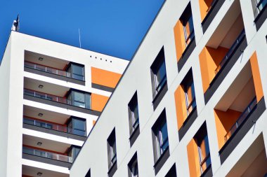 Yeni gün güneşli yaz konut bina yapı