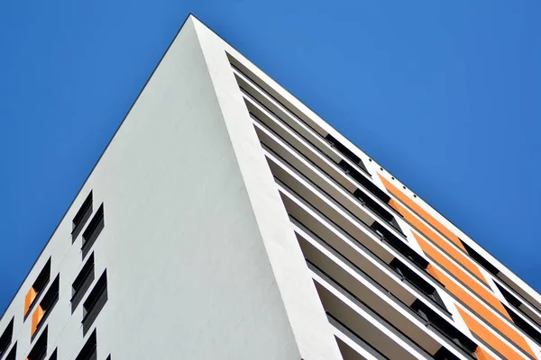 Novo Edifício Residencial Dia Ensolarado Verão — Fotografia de Stock