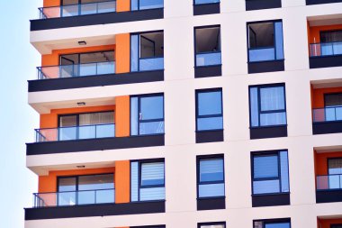 Yeni gün güneşli yaz konut bina yapı