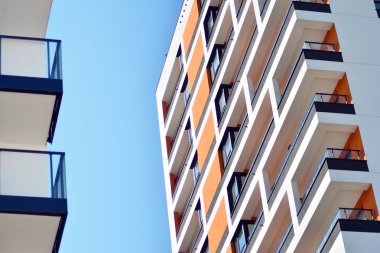 Yeni gün güneşli yaz konut bina yapı