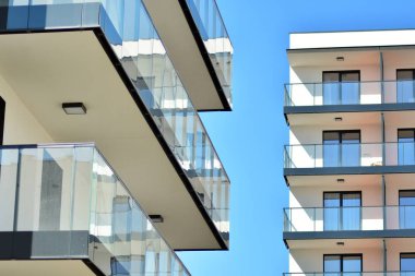 Yeni gün güneşli yaz konut bina yapı