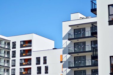 Yeni gün güneşli yaz konut bina yapı