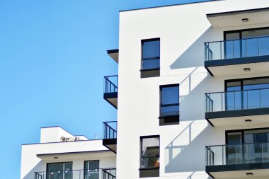 Yeni gün güneşli yaz konut bina yapı