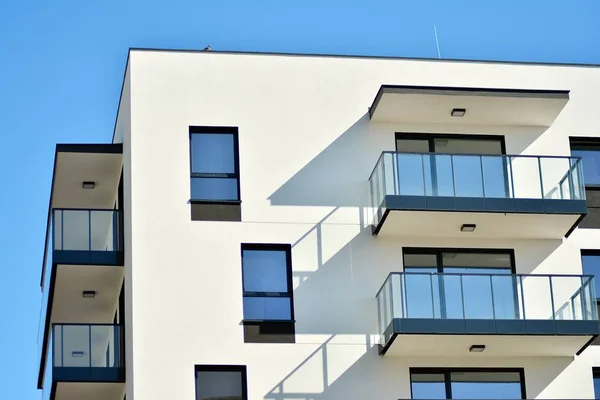 Novo Edifício Residencial Dia Ensolarado Verão — Fotografia de Stock