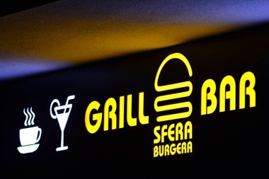 Varşova, Polonya. 23 Mart 2019. İşareti Grill Bar Sfera Burgera. Şirket tabela Grill Bar Sfera Burgera.