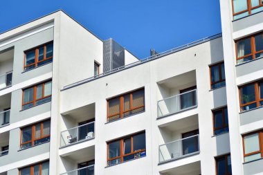 Modern apartmanın önünde parçası. Çok modern daire ev.