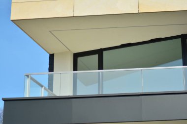 Modern apartmanın önünde parçası. Çok modern daire ev.