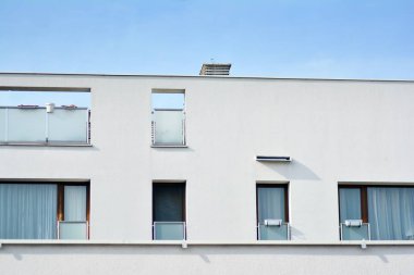 Modern apartmanın önünde parçası. Çok modern daire ev.