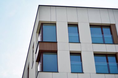 Modern apartmanın önünde parçası. Çok modern daire ev.