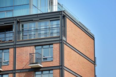 Modern apartmanın önünde parçası. Çok modern daire ev.