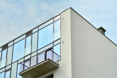 Modern apartmanın önünde parçası. Çok modern daire ev.