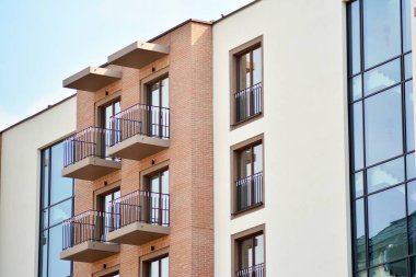 Modern apartmanın önünde parçası. Çok modern daire ev.