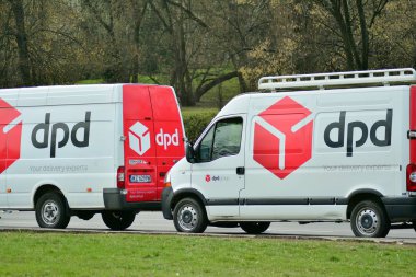 Varşova, Polonya. 31 Mart 2019. Ticari teslimat kamyonlarının satır. DPD şirket.
