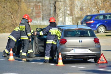 Varşova, Polonya. 31 Mart 2019. Yol trafik kaza mahallindeki acil hizmetler