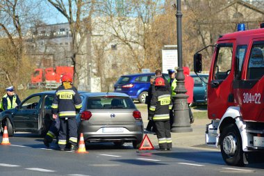 Varşova, Polonya. 31 Mart 2019. Yol trafik kaza mahallindeki acil hizmetler