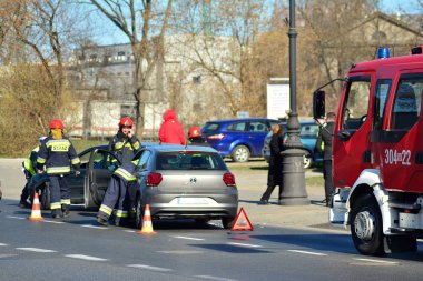 Varşova, Polonya. 31 Mart 2019. Yol trafik kaza mahallindeki acil hizmetler