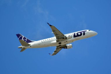 Varşova, Polonya. 1 Nisan 2019. Uçak Sp-Lic Lot - Polonya Havayolları Embraer Erj-Varşova Chopin havaalanından kalktıktan 175std.