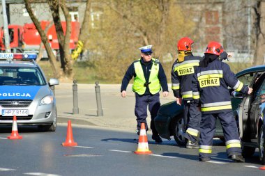 Varşova, Polonya. 31 Mart 2019. Yol trafik kaza mahallindeki acil hizmetler