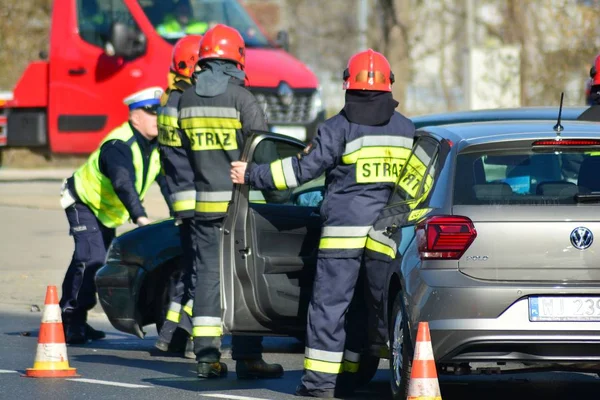 Varşova, Polonya. 31 Mart 2019. Yol trafik kaza mahallindeki acil hizmetler