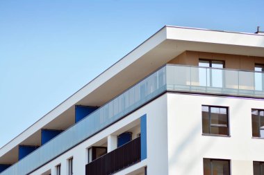 Avrupa Modern konut mimarisi. Ön tarafta modern bir apartmanın parçası. Çok modern apartman evi. 