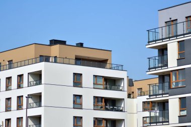 Avrupa Modern konut mimarisi. Ön tarafta modern bir apartmanın parçası. Çok modern apartman evi. 