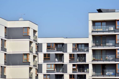 Avrupa Modern konut mimarisi. Ön tarafta modern bir apartmanın parçası. Çok modern apartman evi. 