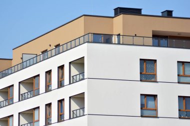 Avrupa Modern konut mimarisi. Ön tarafta modern bir apartmanın parçası. Çok modern apartman evi. 