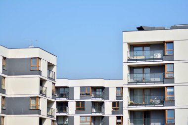 Avrupa Modern konut mimarisi. Ön tarafta modern bir apartmanın parçası. Çok modern apartman evi. 