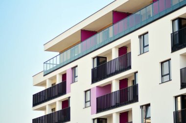 Avrupa Modern konut mimarisi. Ön tarafta modern bir apartmanın parçası. Çok modern apartman evi. 