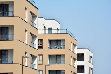 Avrupa Modern konut mimarisi. Ön tarafta modern bir apartmanın parçası. Çok modern apartman evi. 