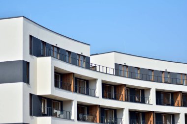 Avrupa Modern konut mimarisi. Ön tarafta modern bir apartmanın parçası. Çok modern apartman evi. 