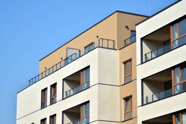 Avrupa Modern konut mimarisi. Ön tarafta modern bir apartmanın parçası. Çok modern apartman evi. 