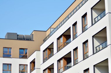 Avrupa Modern konut mimarisi. Ön tarafta modern bir apartmanın parçası. Çok modern apartman evi. 