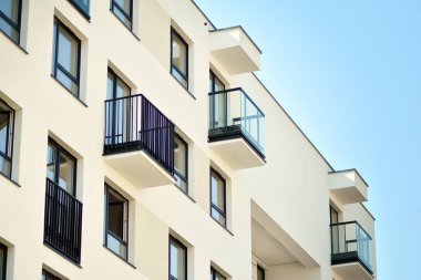 Avrupa Modern konut mimarisi. Ön tarafta modern bir apartmanın parçası. Çok modern apartman evi. 