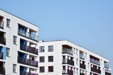 Avrupa Modern konut mimarisi. Ön tarafta modern bir apartmanın parçası. Çok modern apartman evi. 