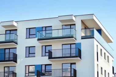 Avrupa Modern konut mimarisi. Ön tarafta modern bir apartmanın parçası. Çok modern apartman evi. 