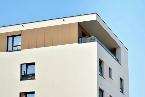 Nowoczesna Architektura Mieszkaniowa Europie Fragment Nowoczesnego Budynku Apartamentowego Przodu Bardzo — Zdjęcie stockowe