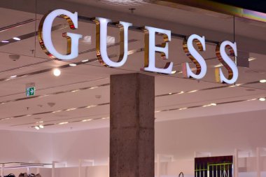 Varşova, Polonya. 5 Nisan 2019. İşaret tahmin. Şirket tabela Guess.
