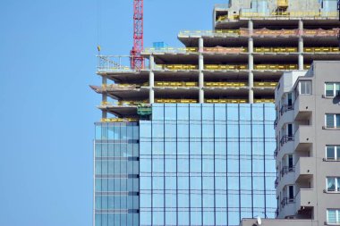 Varşova, Polonya. 10 Nisan 2019. Mennica Legacy Tower ofis binasının inşaatı. 