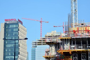 Varşova, Polonya. 10 Nisan 2019. Unit Tower ofis binasının inşaatı.