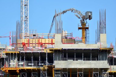 Varşova, Polonya. 10 Nisan 2019. Unit Tower ofis binasının inşaatı.