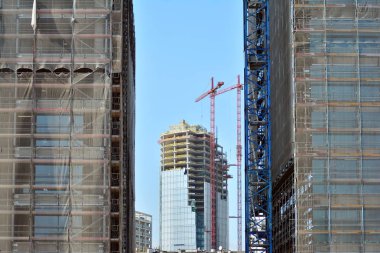 Varşova, Polonya. 10 Nisan 2019. Mennica Legacy Tower ofis binasının inşaatı. 