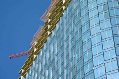 Varşova, Polonya. 10 Nisan 2019. Mennica Legacy Tower ofis binasının inşaatı. 