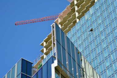 Varşova, Polonya. 10 Nisan 2019. Mennica Legacy Tower ofis binasının inşaatı. 