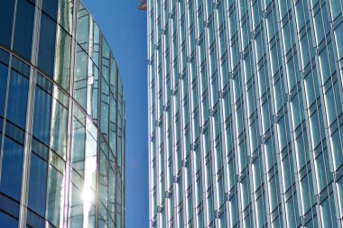 Ofis Binası yakın. Modern kurumsal mimari-iş ve başarı konsepti.